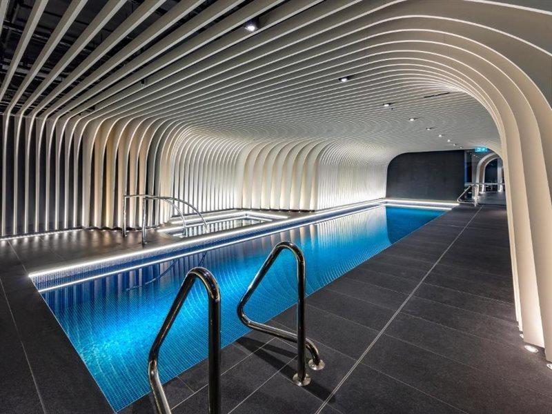Skye Suites Sydney Eksteriør billede The pool at the 2018-opened The Standard, East Village
