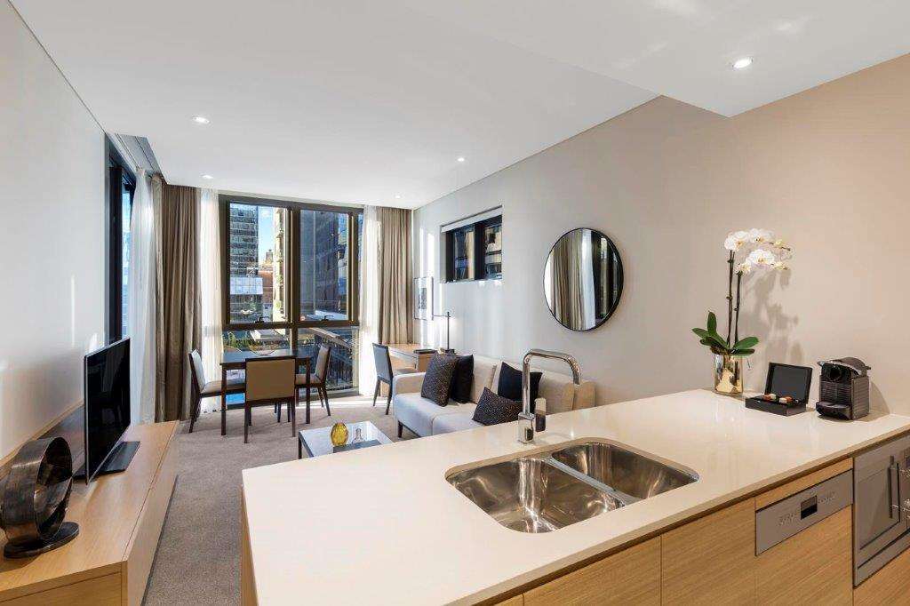 Skye Suites Sydney Værelse billede A typical apartment interior