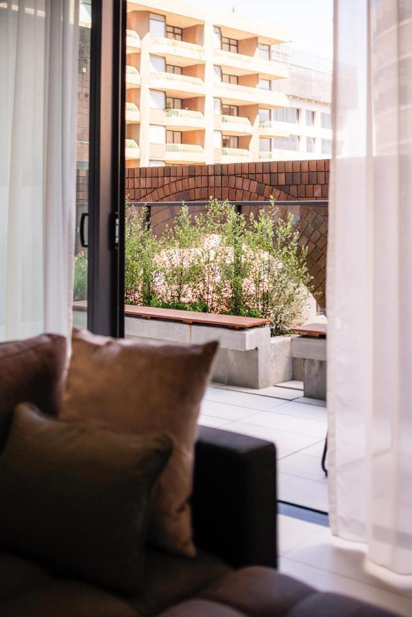 Skye Suites Sydney Eksteriør billede A view of the garden from the living room